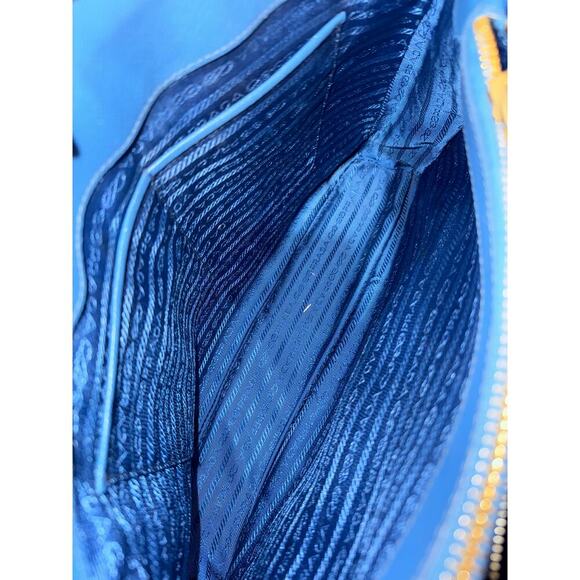 Prada Tote Bag – Authentic Luxury Designer Handbag, Elegant & Timeless - Picture 4 of 10